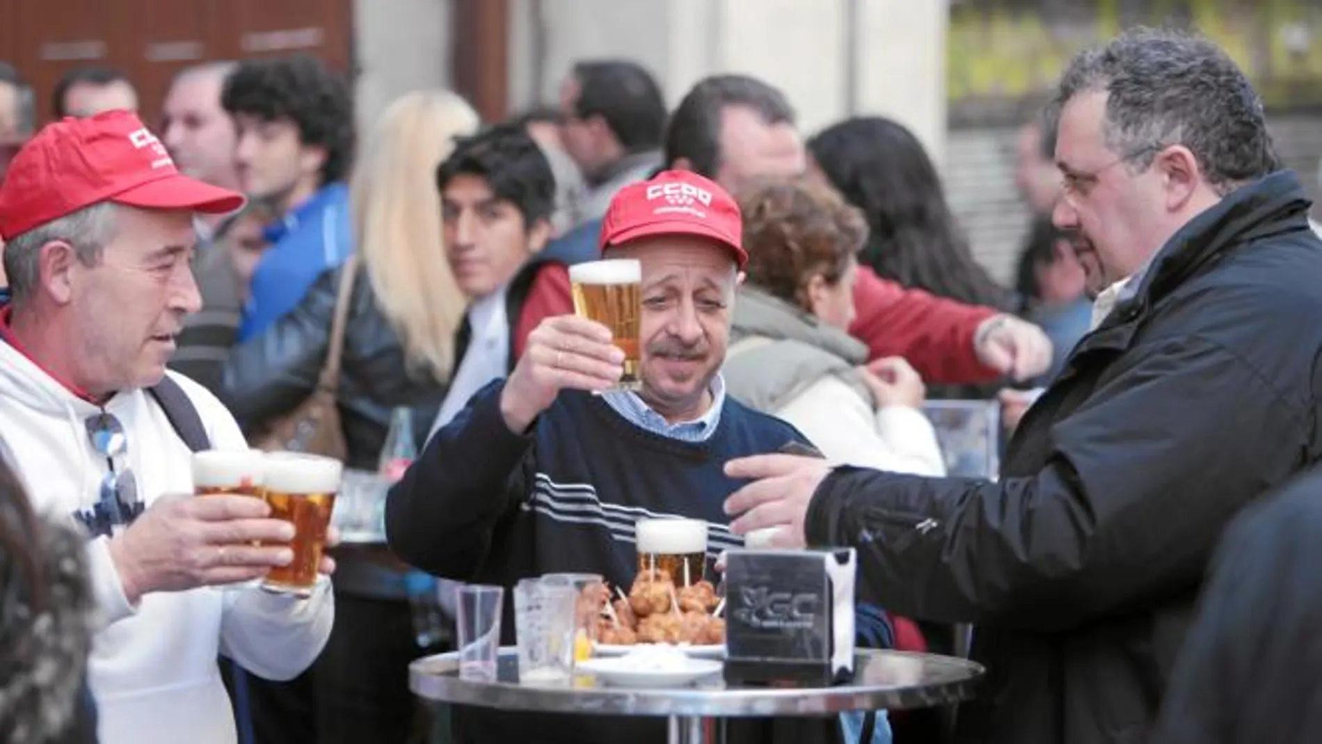 El mensaje sindical: «Ahora a tomar cervezas» al son de la Internacional