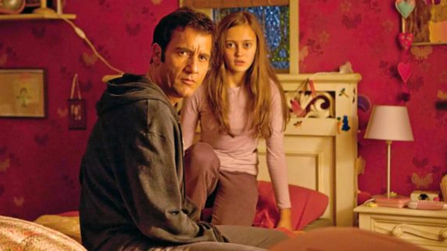 Clive Owen y Ella Purnell, en una escena de «Intruders»