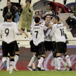 Los jugadores del Valencia CF celebran el primer gol del equipo, obra del centrocampista argelino Sofiane Feghouli