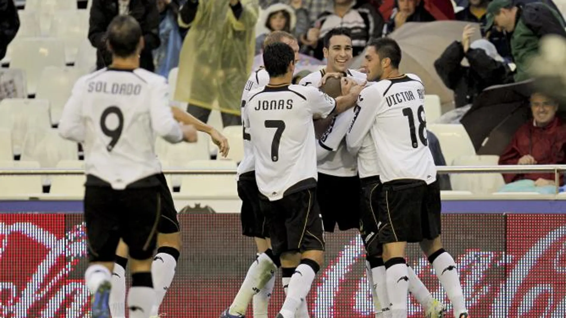 Los jugadores del Valencia CF celebran el primer gol del equipo, obra del centrocampista argelino Sofiane Feghouli