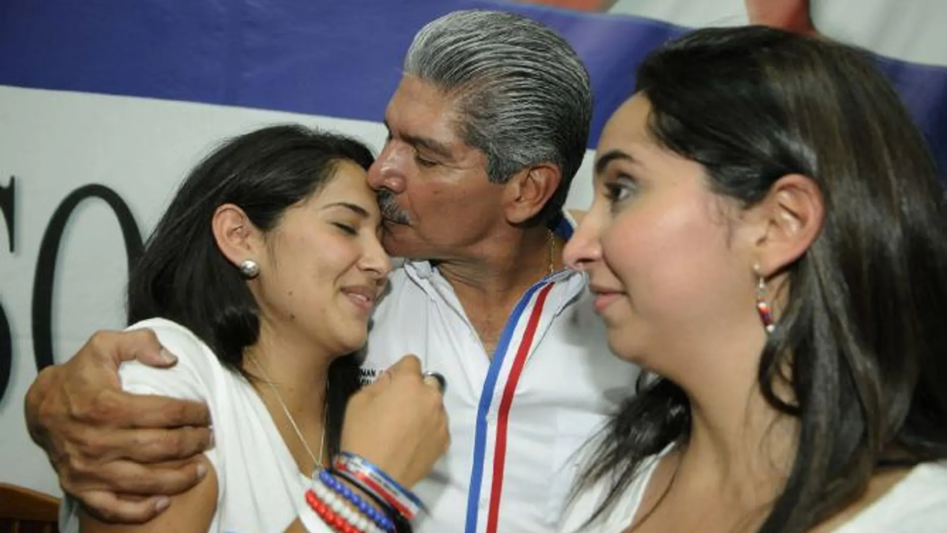 Norman Quijano, junto a su familia, en un acto electoral