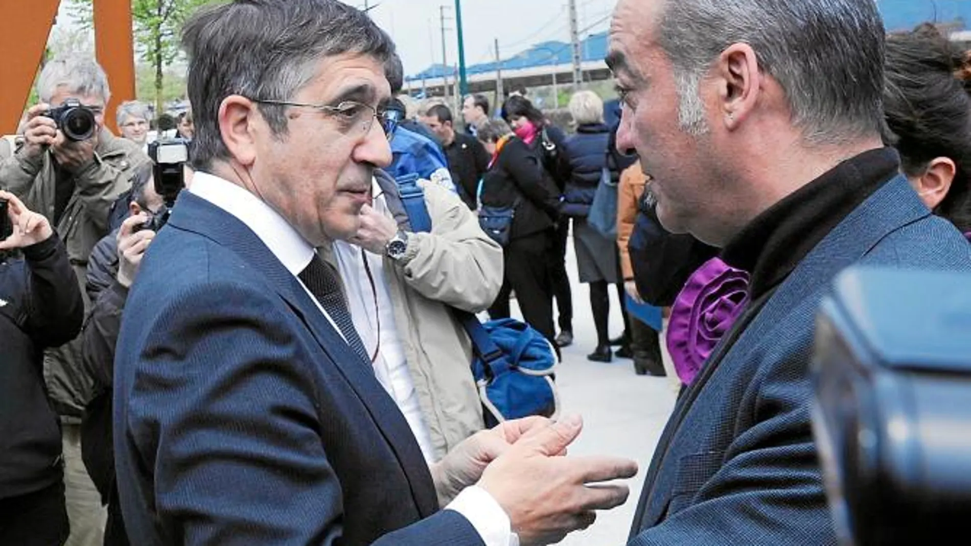 Los abertzales protestan contra la «cortina de humo» del Gobierno