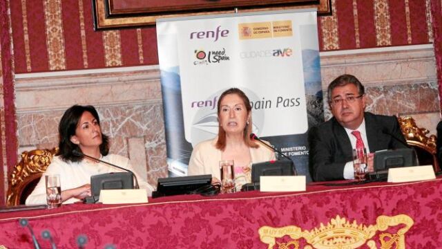 El Gobierno de Rajoy se compromete a unir Sevilla y Galicia con la alta velocidad
