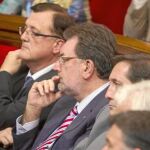 El conseller de Bienestar y Familia, Josep Lluís Cleries, ayer en el Parlament entre Mena y Pelegrí
