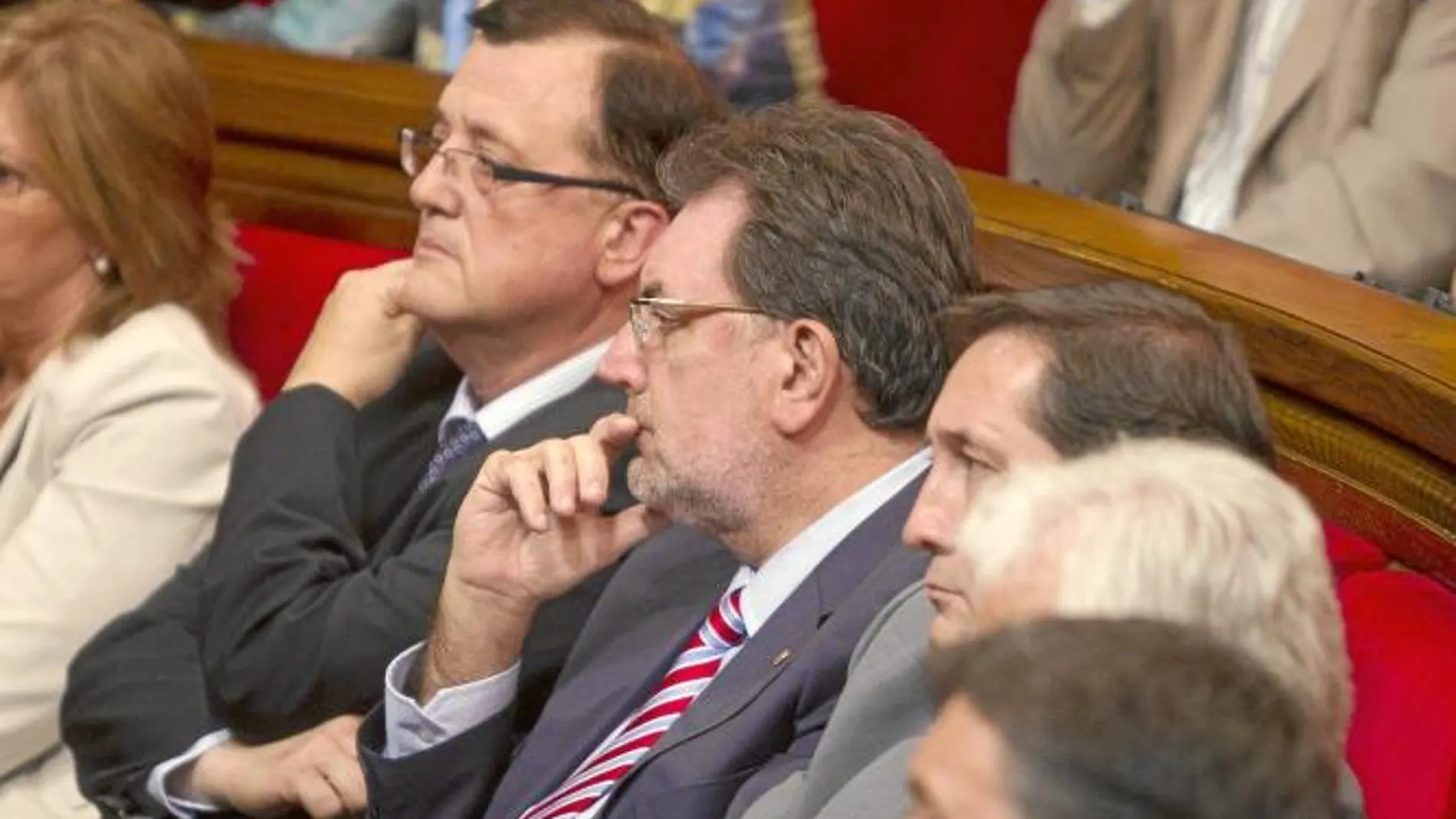 El conseller de Bienestar y Familia, Josep Lluís Cleries, ayer en el Parlament entre Mena y Pelegrí