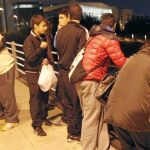 Varios compañeros de Marina en el IES Conde de Orgaz se acercaron hasta las vías de tren para intentar averiguar lo que había pasado