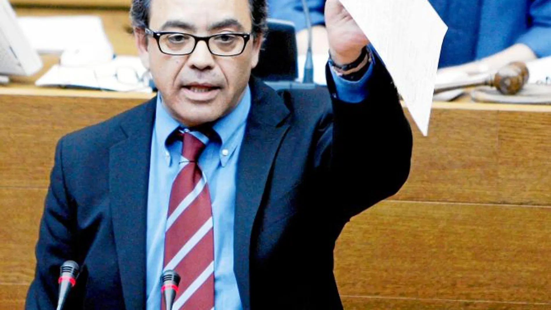 El ex diputado socialista en Les Corts, Manuel Mata, durante una intervención en una imagen del año 2010