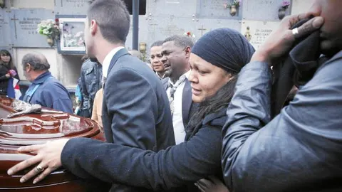 La madre de Avellaneda, Carolina, su padre y su hermano, acompañados por su padrastro y un centenar de allegados, despidieron ayer a la joven de 17 años