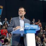 El presidente del Gobierno, Mariano Rajoy, durante su intervención en el acto de precampaña electoral del PP vasco celebrado el sábado en Vitoria.