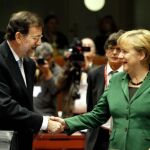 Rajoy saluda a Merkel en la Cumbre Europea