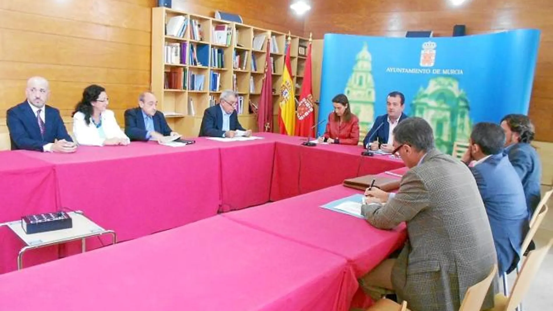 Nuria Fuentes y Javier Iniesta (centro) presidieron la primera reunión del Consejo de Calidad del Transporte