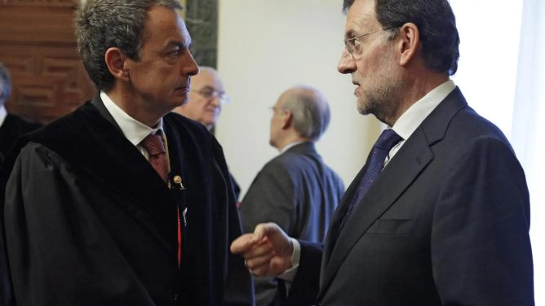 Rajoy rechaza «desandar» el Estado autonómico pero pide repensarlo