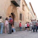 Un grupo de estudiantes pasea por la calle Libreros de Salamanca, donde tiene lugar una de las principales bibliotecas de la ciudad