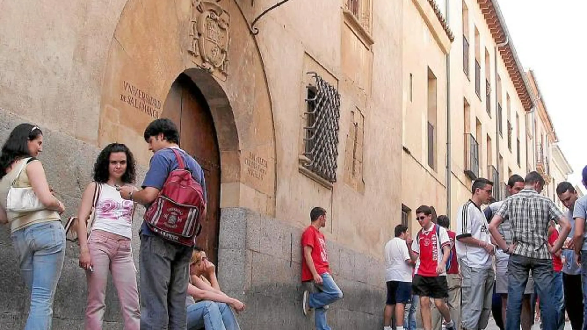 Un grupo de estudiantes pasea por la calle Libreros de Salamanca, donde tiene lugar una de las principales bibliotecas de la ciudad