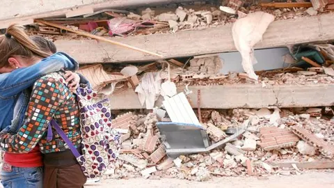 Varios edificios y coches destruidos por el terremoto del 11 de mayo de 2011 en Lorca