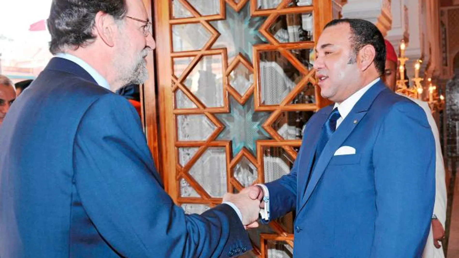 El presidente del Gobierno, Mariano Rajoy, saluda al rey de Marruecos, Mohamed VI, ayer, en Rabat