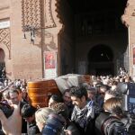 La afición saca en hombros el féretro de Antoñete, ayer en Las Ventas