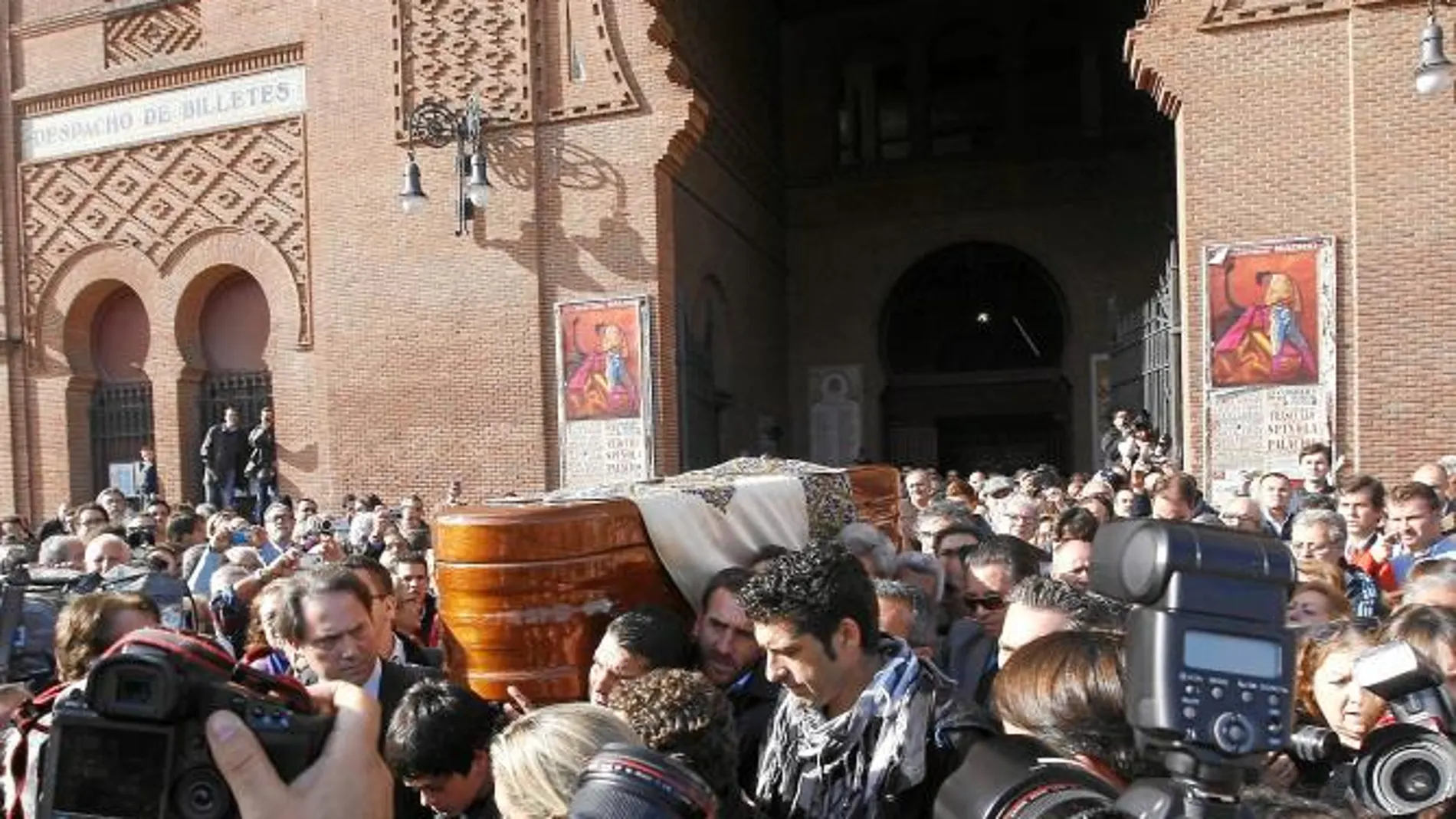 La afición saca en hombros el féretro de Antoñete, ayer en Las Ventas