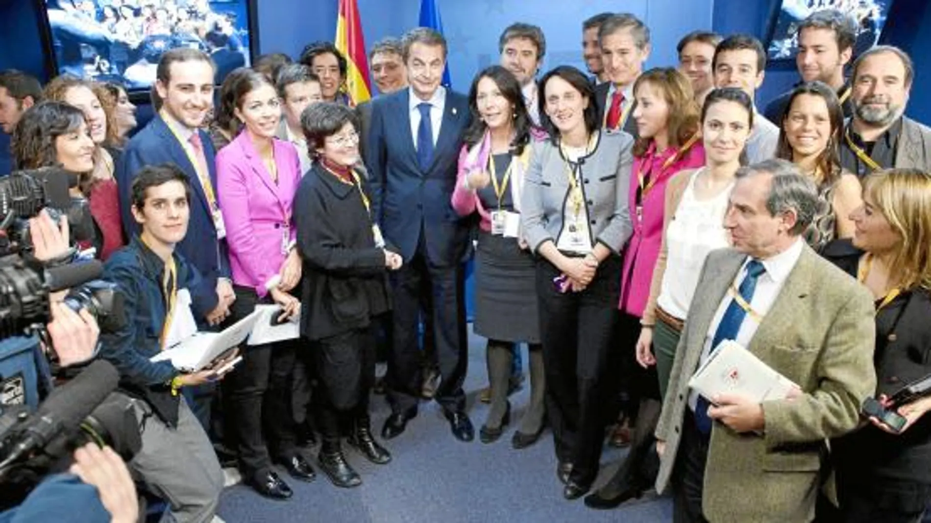 José Luis Rodríguez Zapatero posa, ayer, con los corresponsales españoles en Bruselas