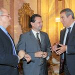 Julio Villarrubia dialoga con el alcalde de Segovia, Pedro Arahuetes, y el concejal de Tráfico, Alfonso Reguera