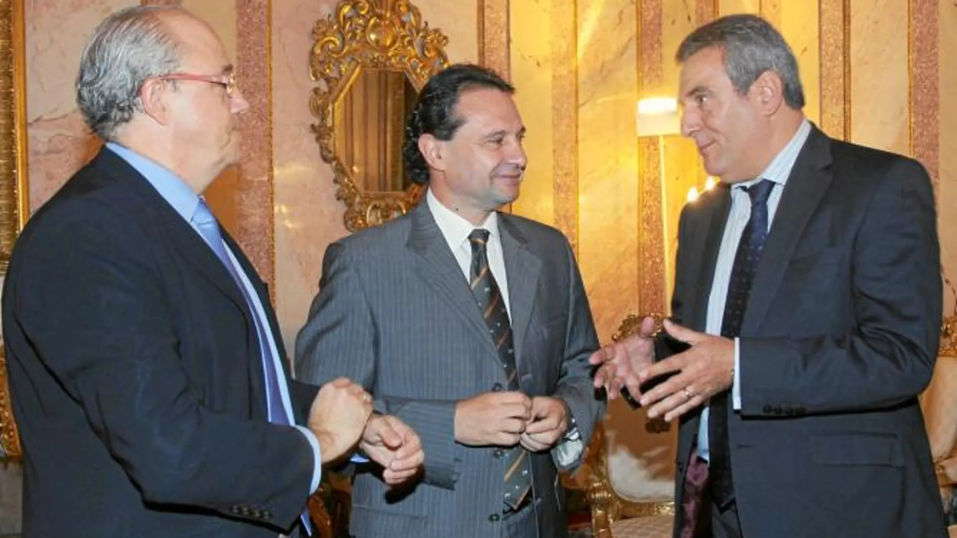 Julio Villarrubia dialoga con el alcalde de Segovia, Pedro Arahuetes, y el concejal de Tráfico, Alfonso Reguera
