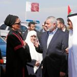El emir Hamad Bin Jalifa al Zanim, con la princesa Moza Bint Naser y el líder islamista Ismail Haniyeh en Gaza