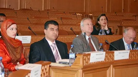 El presidente de la Comunidad (2d) en la Mesa de la Asamblea Regional y Local Euromediterránea (Arlem)