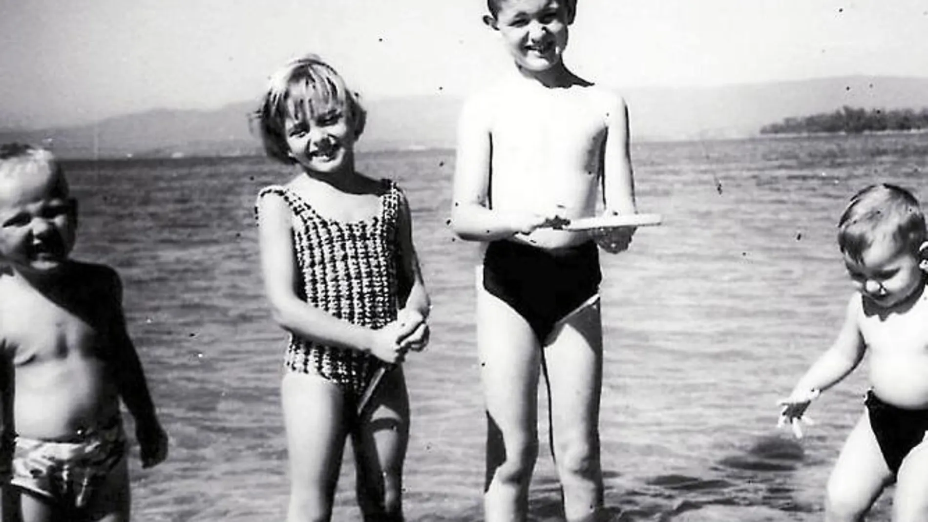 Mariano Rajoy, con sus hermanos en la playa, en una fotografía de su libro «En confianza», sus memorias políticas y personales