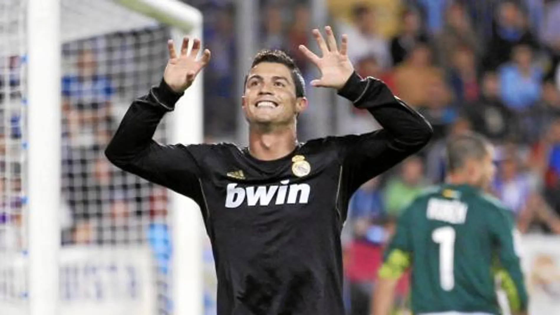 Cristiano celebra uno de sus goles al Málaga