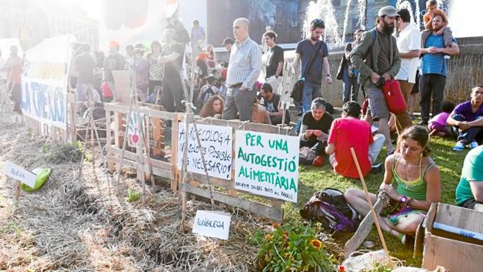 Los indignados amenazan con volver a acampar en la plaza Cataluña
