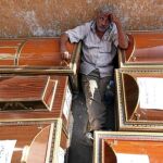 Un hombre llora la muerte de un pariente junto a los ataúdes de las víctimas en El Cairo