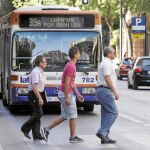 Los pensionistas y miembros de familias numerosas especiales deberán pagar por coger la línea de autobús de la imagen si no lo evitan los concejales Iniesta y Fuentes
