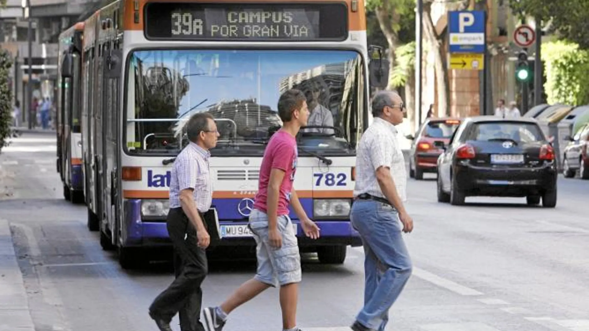 Los pensionistas y miembros de familias numerosas especiales deberán pagar por coger la línea de autobús de la imagen si no lo evitan los concejales Iniesta y Fuentes