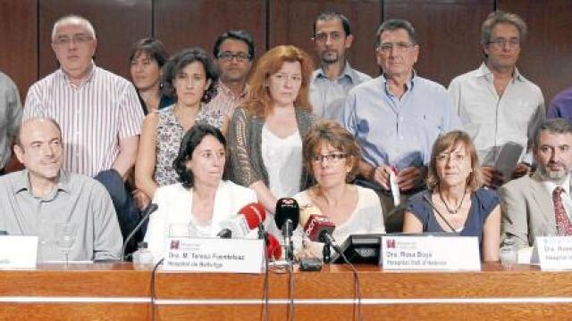 Representantes médicos de los ochoc hospitales públicos escenificaron ayer la unión contra los recortes de la Generalitat
