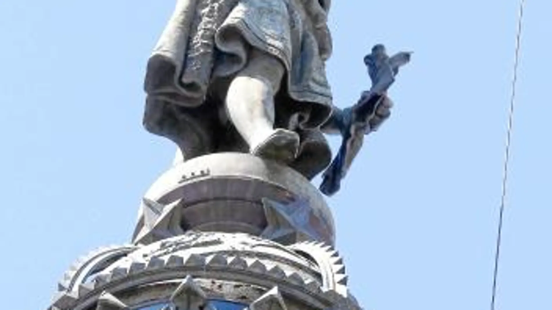 Rescatan a seis turistas del monumento a Colón