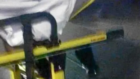 Una joven en el momento de ser evacuada del Madrid Arena por los efectivos del Samur