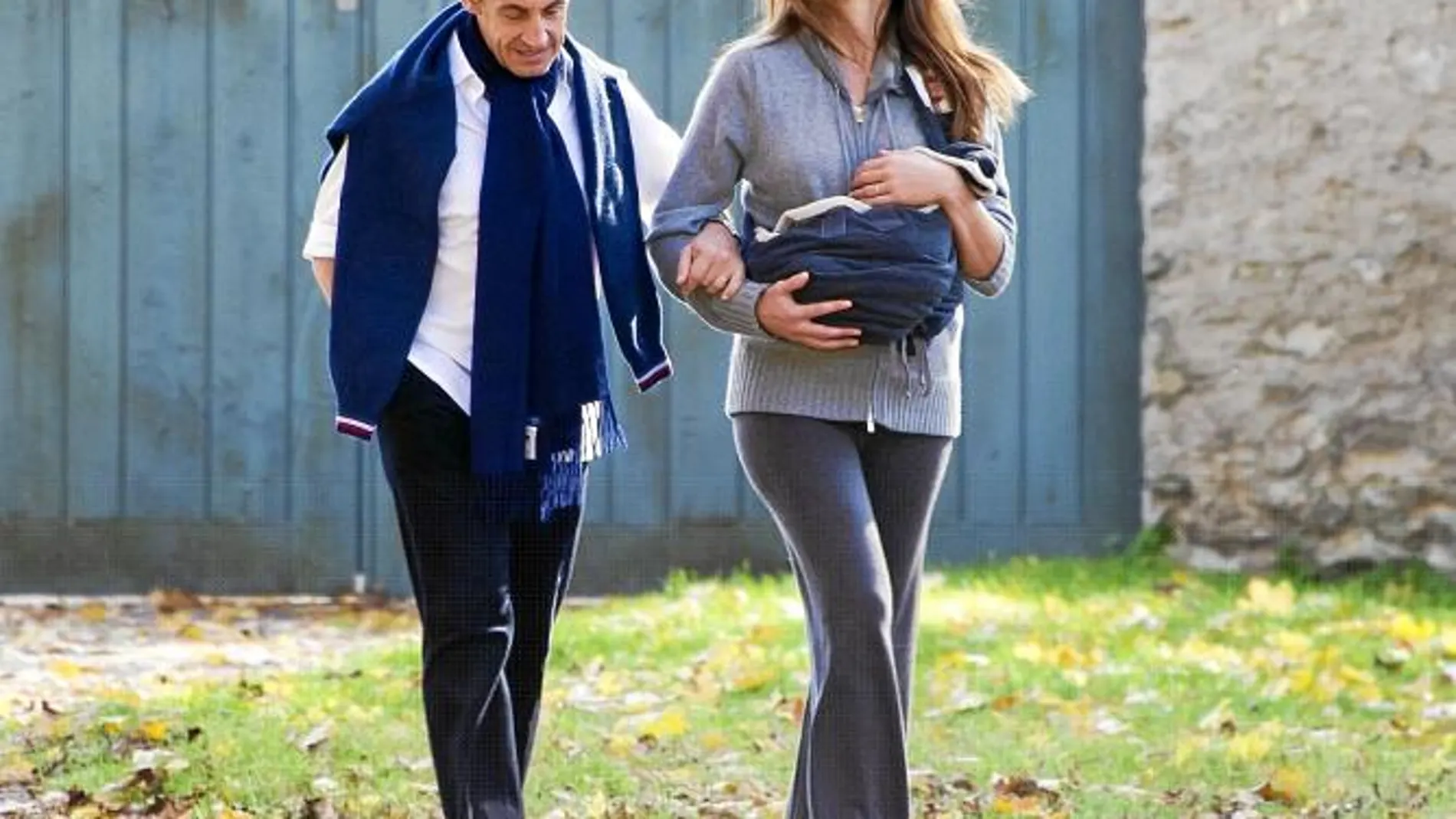 Carla Bruni y Nicolas Sarkozy, el domingo con su hija, Giulia