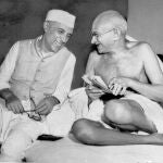 Pinta a Gandhi con la sangre que saca de sus propias venas