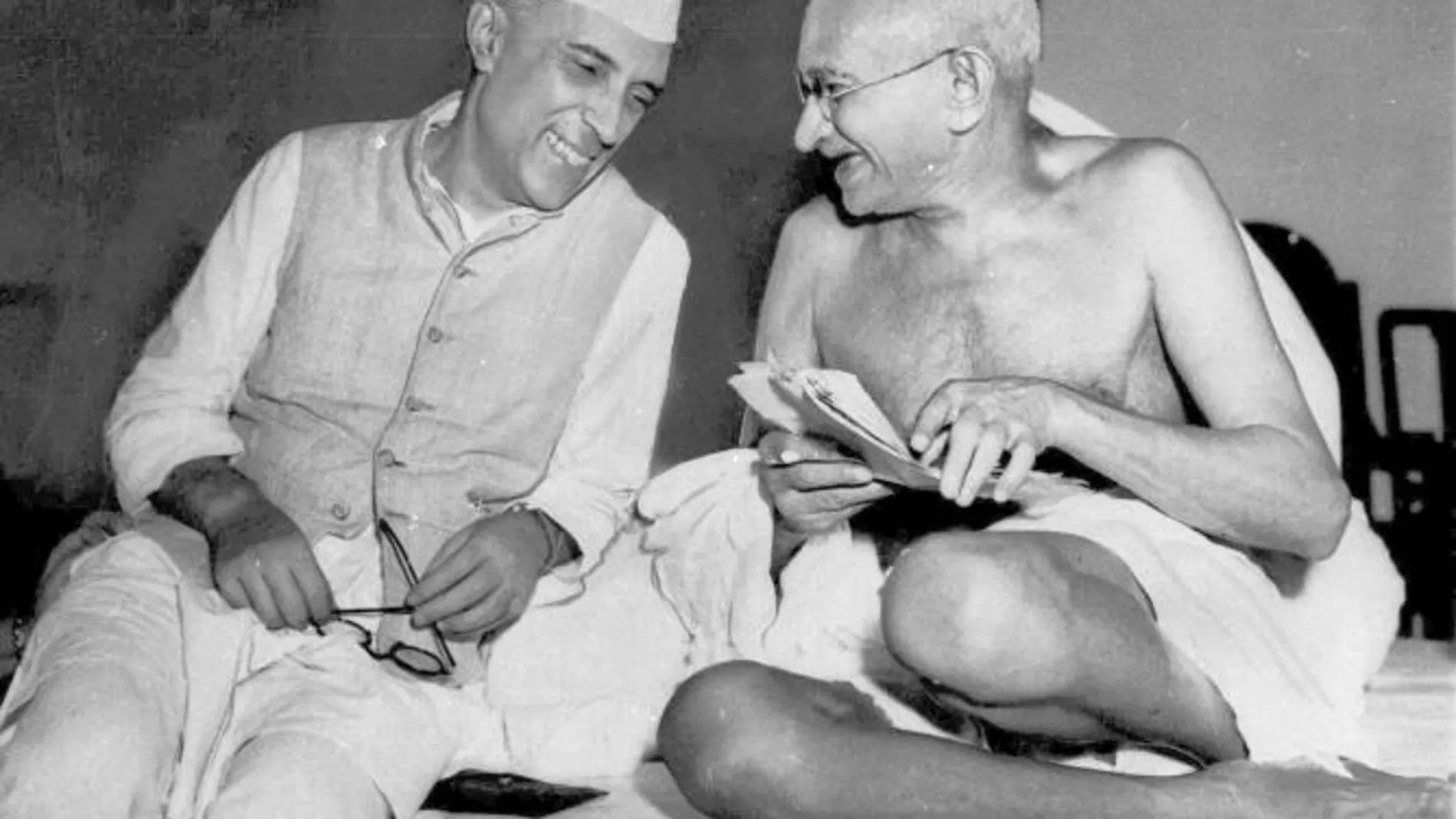 Pinta a Gandhi con la sangre que saca de sus propias venas