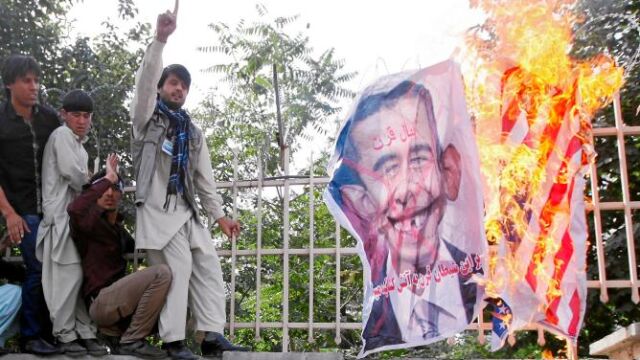 Un grupo de afganos quema una bandera de Estados Unidos en Kabul