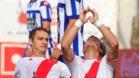 El delantero del Rayo Vallecano Francisco Luna "Piti"(d) celebra su gol, el primero de su equipo, junto al delantero montenegrino Andrija Delibasic