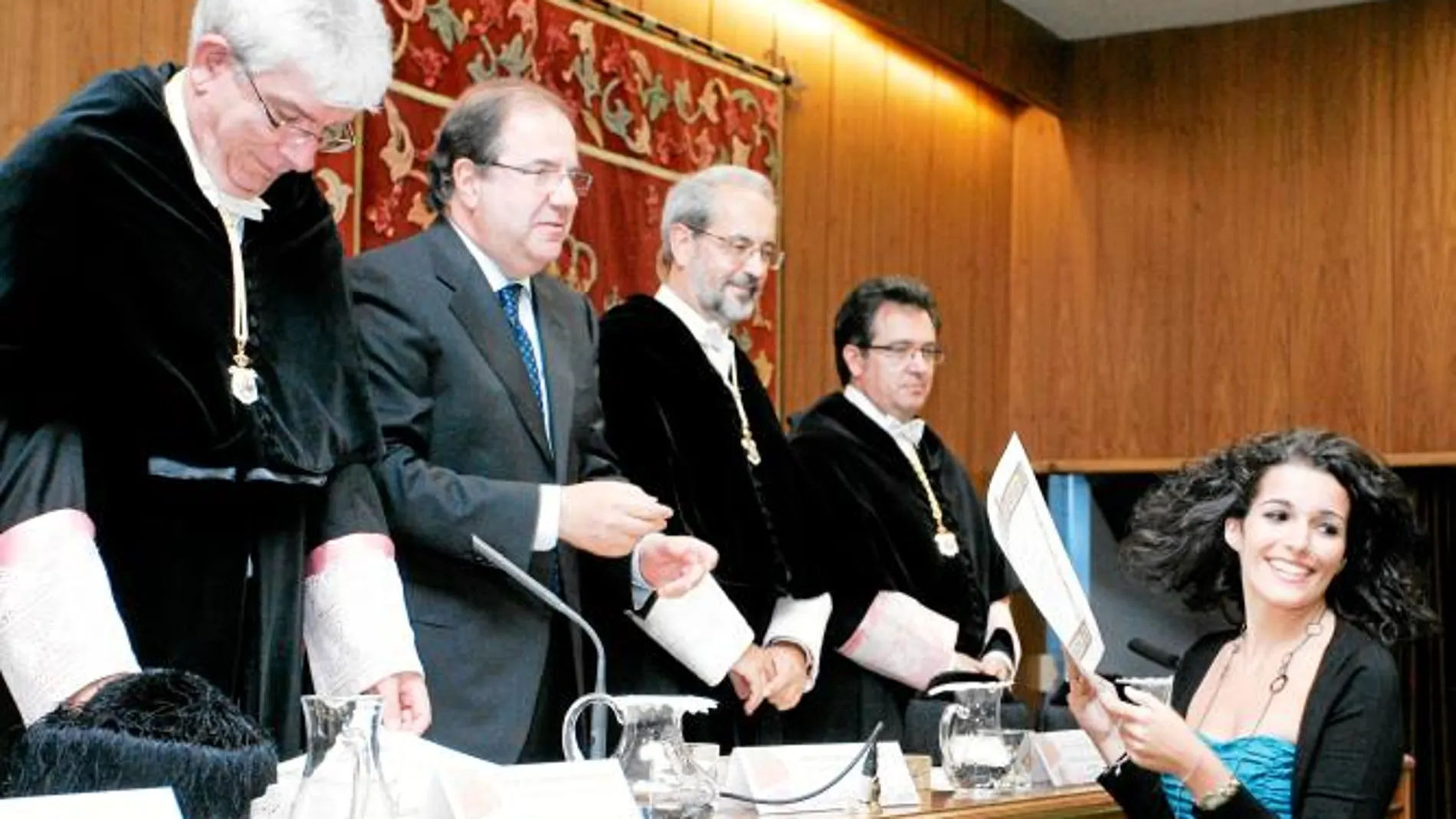 Herrera junto a los rectores de León, Salamanca y Burgos entrega diplomas de fin de carrera y Master