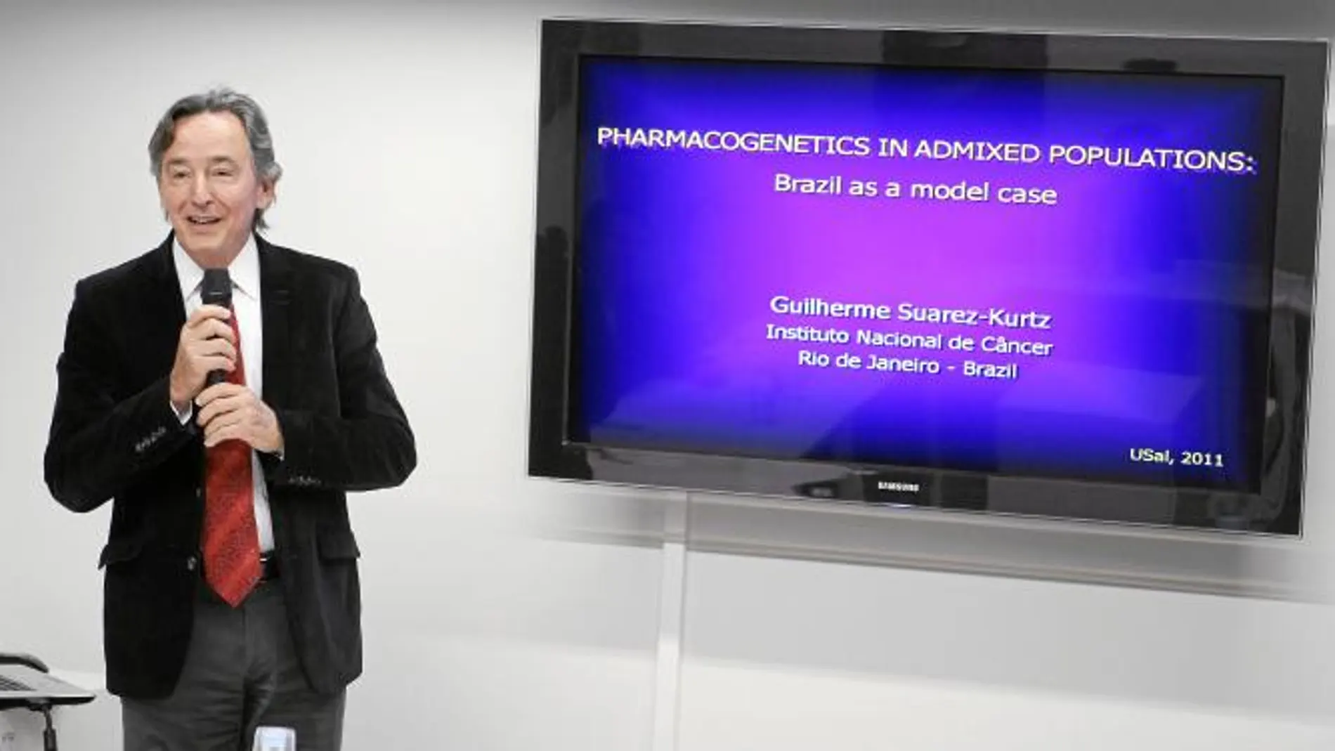 Guilherme Suarez-Kurtz, director de la división farmacológica del Instituto Nacional del Cáncer de Brasil y inaugura el Simposio Oncológico entre España y brasil, ayer en Salamanca