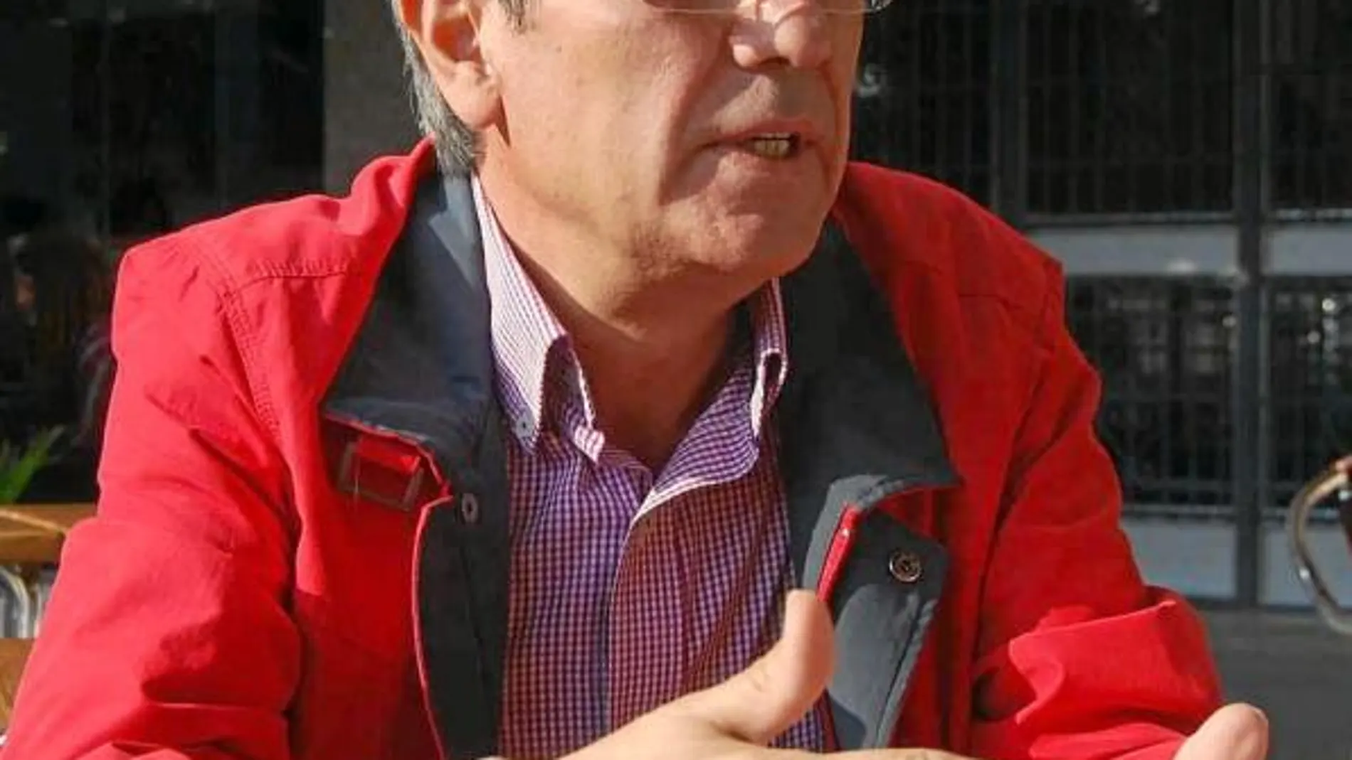 El cabeza de lista al Senado por los socialistas murcianos en las elecciones del 20-N, Ramón Ortiz, durante una entrevista con LA RAZÓN