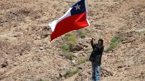 Los 33 mineros de Atacama celebran empobrecidos un año de su rescate