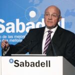 El presidente del Banco Sabadell, Josep Oliú,que adelantará el pago de las pensiones al dia 25 de abril