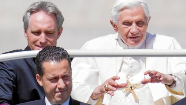 El Santo Padre, en una imagen de archivo, acompañado de su secretario (arriba) y su entonces mayordomo