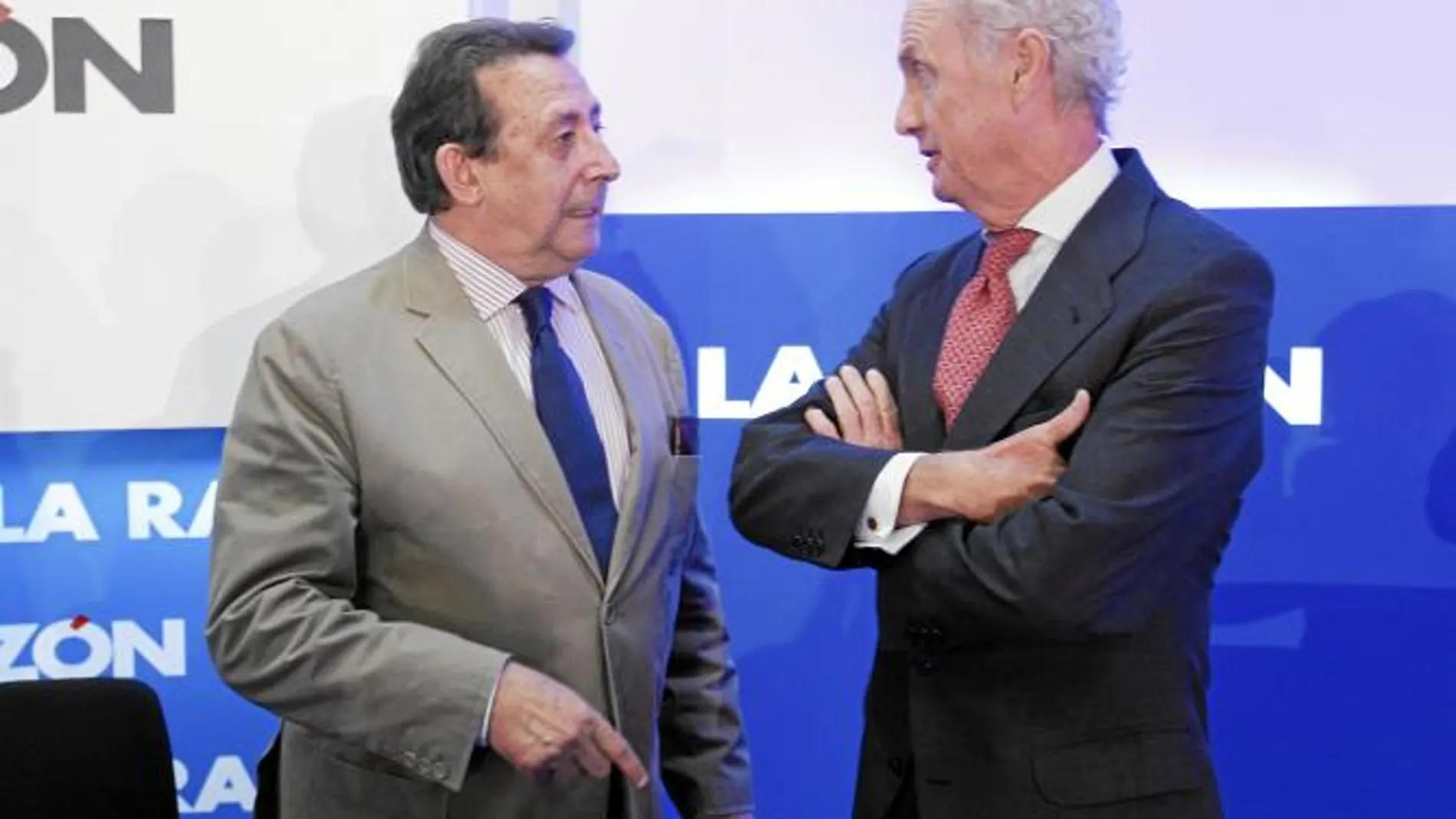 El ministro de Defensa, Pedro Morenés, junto a Alfonso Ussía