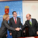 La presidenta de Hostemur, el consejero de Universidades, Empresa e Investigación, y el director del Info, ayer en la firma del convenio
