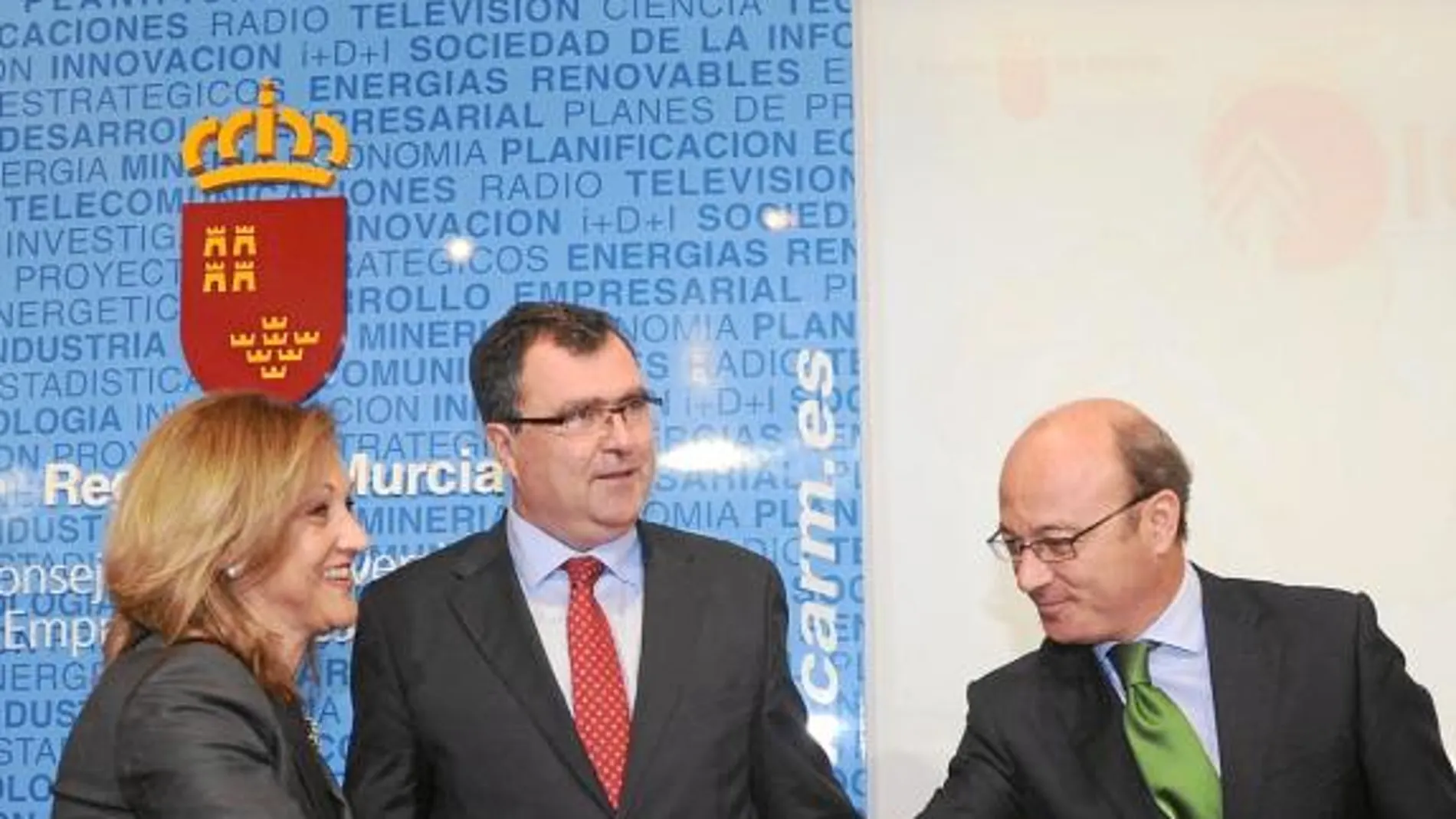 La presidenta de Hostemur, el consejero de Universidades, Empresa e Investigación, y el director del Info, ayer en la firma del convenio